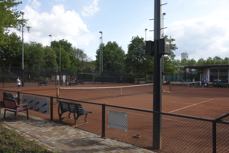853419 Gezicht op de banen van de Zuilense Tennis Club (ZTC, Amsterdamsestraatweg 1039-1053) te Utrecht.